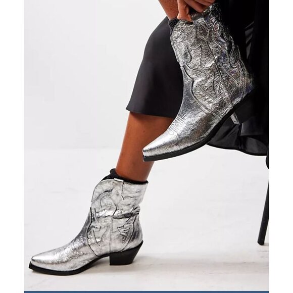Free People Silver Way Out West Distressed Metallic Western Cowboy Boots 8.5